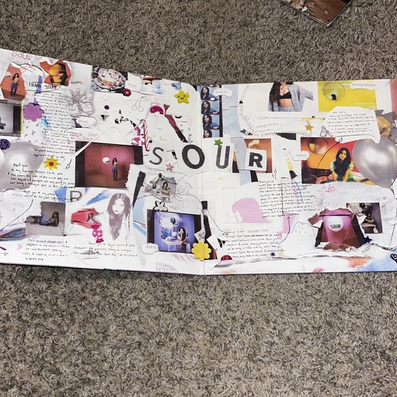 Olivia Rodrigo “Sour” vinyl gently used - Picture 2 of 3